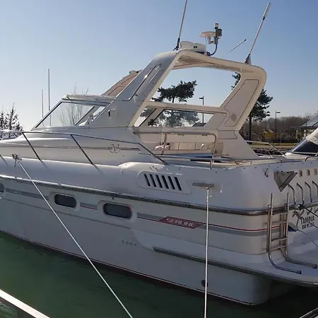 Ботель Eden Marine *