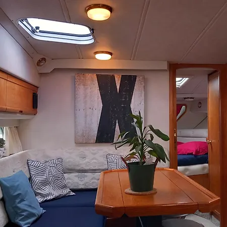 Botel Eden Marine