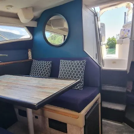 Eden Marine Botel *