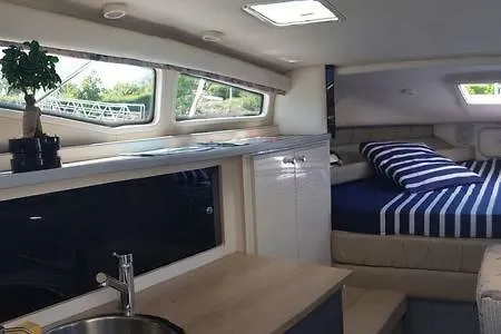 Eden Marine Botel *