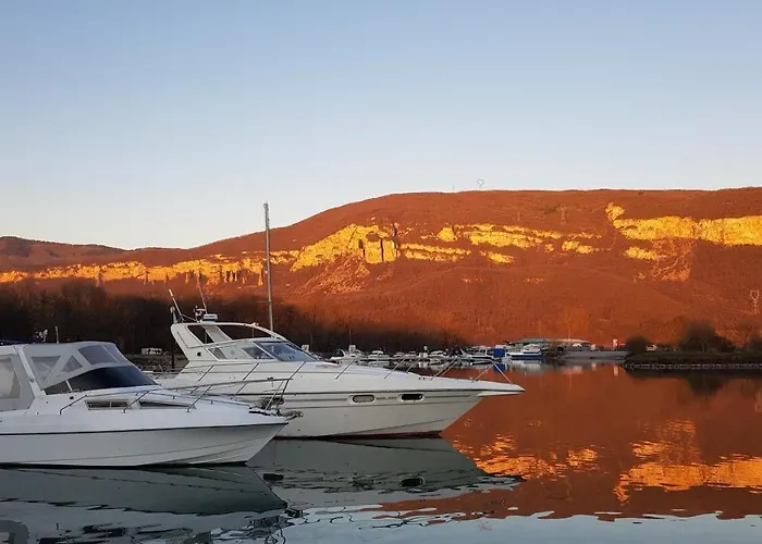 Eden Marine بوتيل